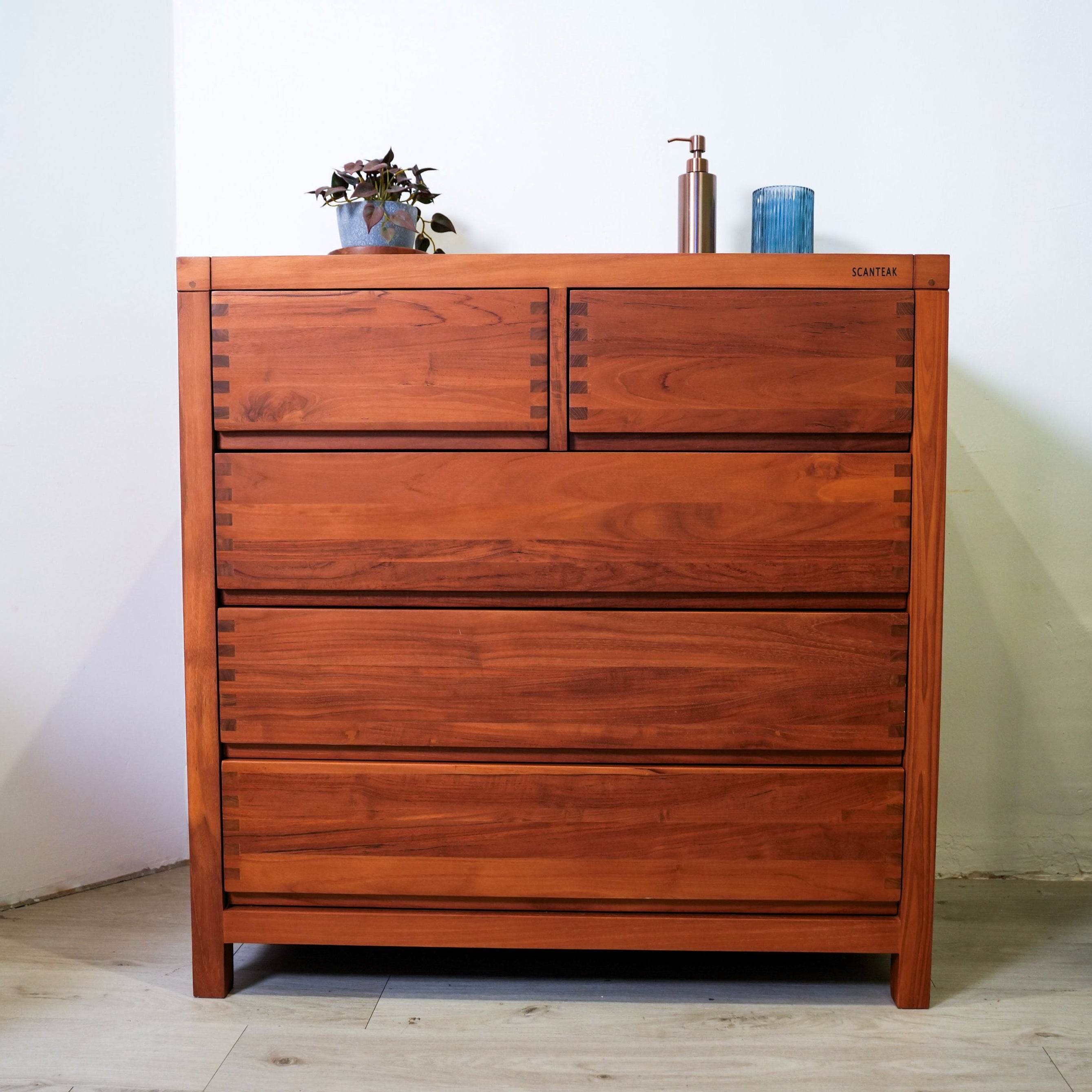 FISKE CHEST OF 5 DRAWERS